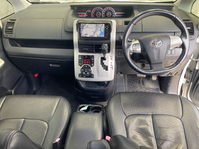 TOYOTA Voxy thumbnail 3