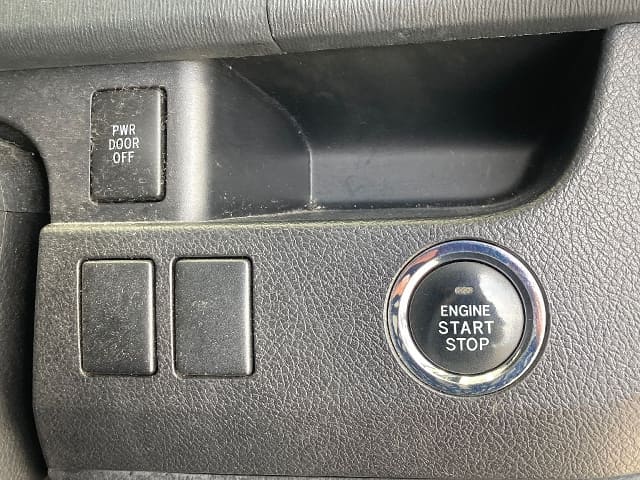 TOYOTA Voxy thumbnail 5
