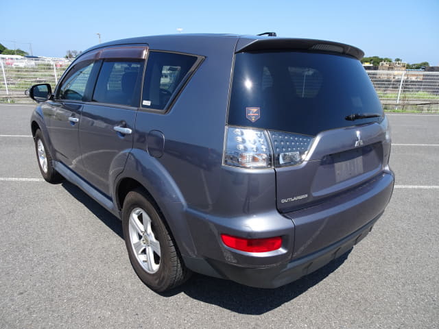 MITSUBISHI Outlander thumbnail 3
