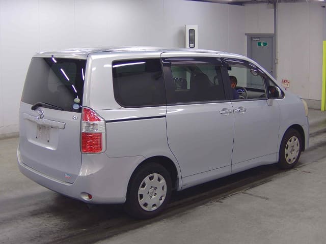 TOYOTA Noah thumbnail 2