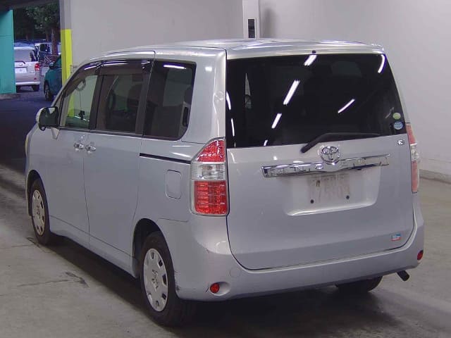 TOYOTA Noah thumbnail 3