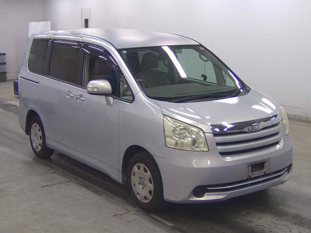 TOYOTA Noah thumbnail 6