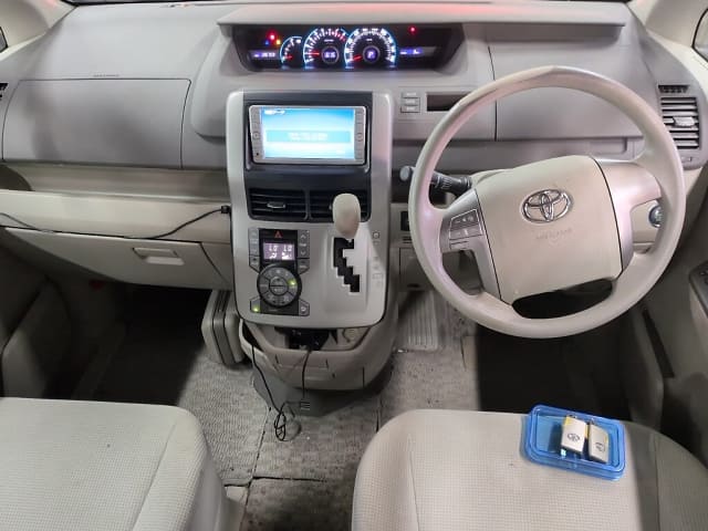 TOYOTA Noah thumbnail 4
